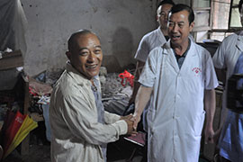 神康扶贫关爱行动:神康援助患精神分裂20多年无钱医治的于佩珍