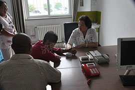 神康扶贫关爱行动:神康援助患精神分裂20多年无钱医治的于佩珍