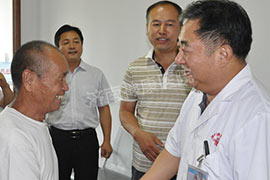 梦圆中秋:神康接来重度精神分裂症病人父亲来院过中秋