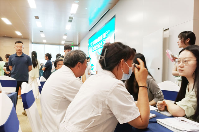 【神康动态】我院走进齐鲁制药开展“义诊暖心、健康同行”活动