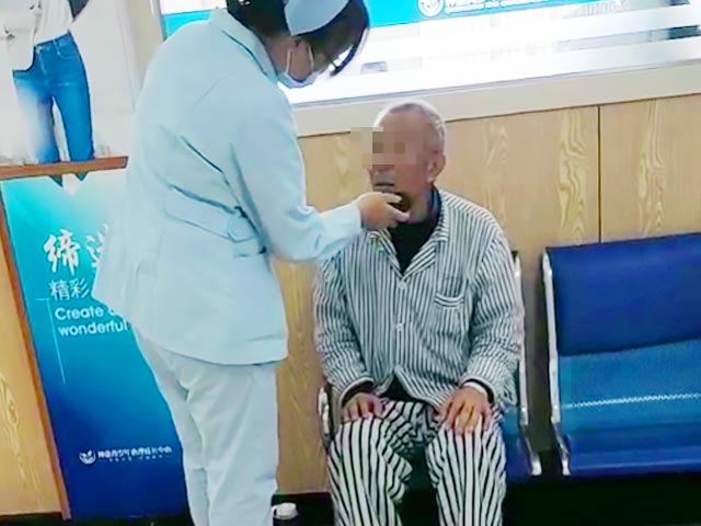 九九重阳敬老爱老--济南神康医院组织开展慰问病区老人活动